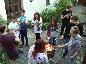 ums Feuer 2
